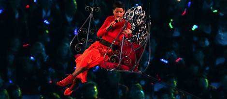 Rihanna desciende al escenario del Estadio Olímpico en la clausura de los Paralímpicos de Londres 2012
