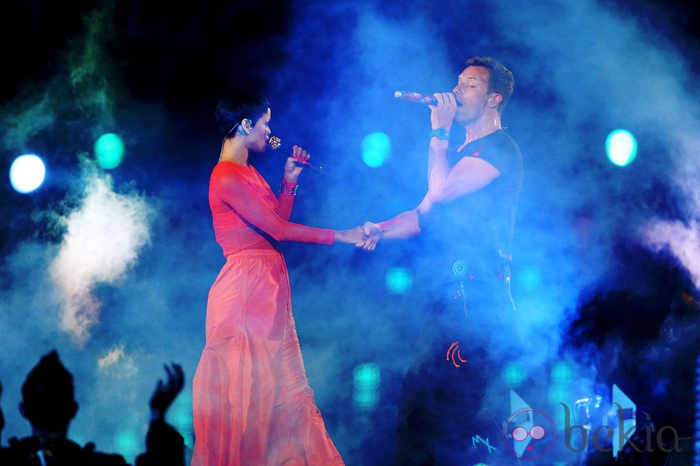 Rihanna y Chris Martin de Coldplay cantando en la clausura de los Juegos Paralímpicos de Londres 2012
