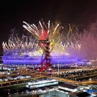 Fuegos artificiales en el parque olímpico en la clausura de los Juegos Paralímpicos de Londres 2012