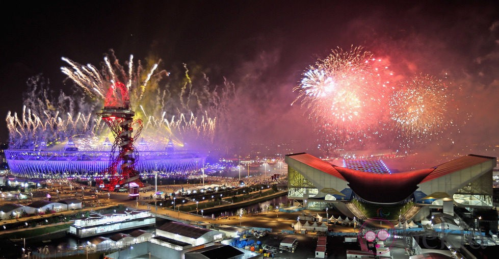 Fuegos artificiales en el parque olímpico en la clausura de los Juegos Paralímpicos de Londres 2012