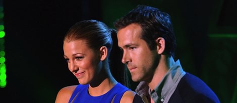 Blake Lively y Ryan Reynolds presentando la gala de 2011 MTV Movie Awards