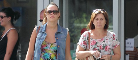 Jessica Bueno pasea su embarazo por Sevilla junto a su madre