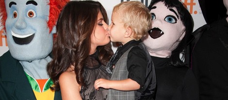 Selena Gomez besa a Jaxon Bieber durante la presentación de 'Hotel Transylvania' en el Festival de Toronto