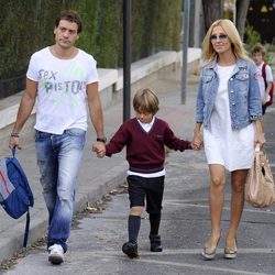 Omar Ayyashi y Cayetana Guillén Cuervo llevan a su hijo al colegio