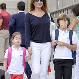 Nuria González lleva a sus hijos al colegio