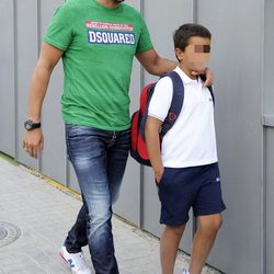Mami Quevedo lleva a sus hijo al colegio