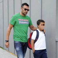 Mami Quevedo lleva a sus hijo al colegio