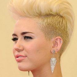 Miley Cyrus posa en los MTV Video Music Awards 2012 con su cambio de look