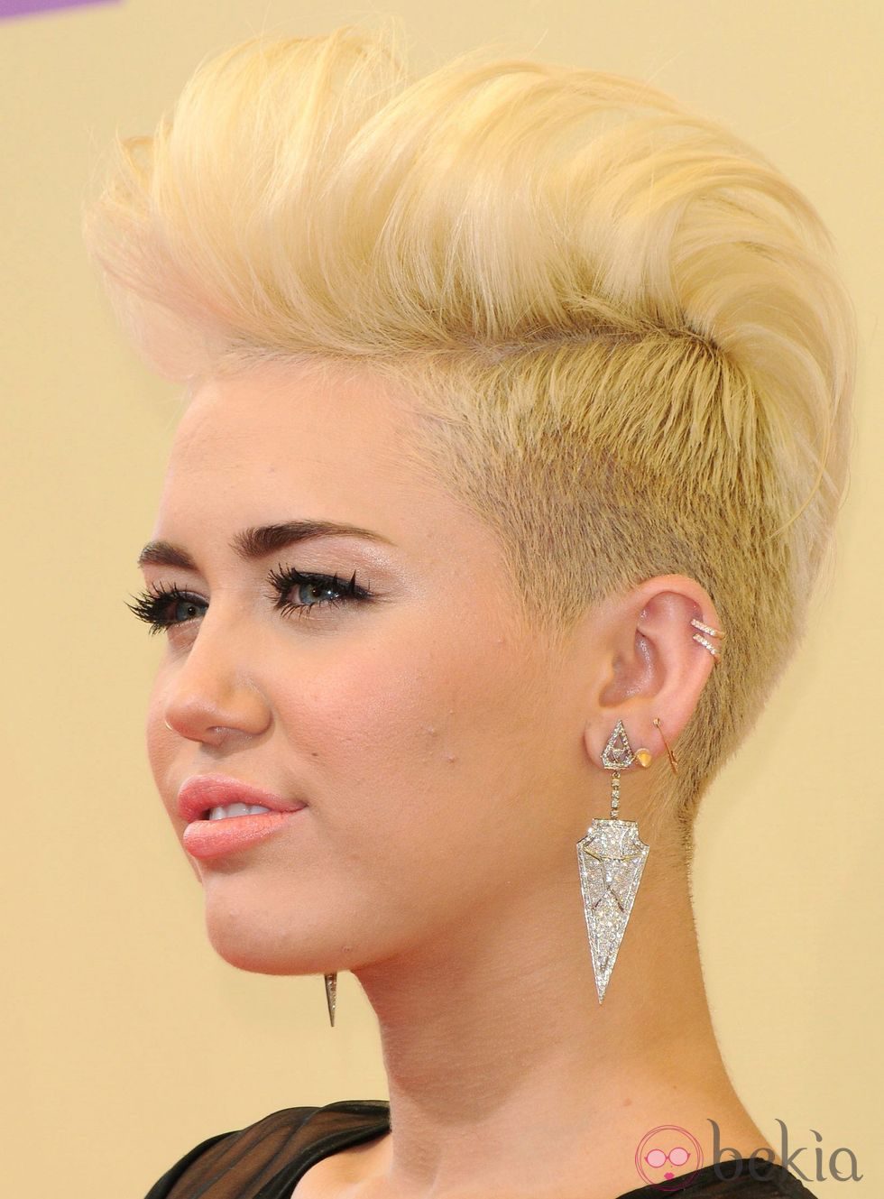 Miley Cyrus posa en los MTV Video Music Awards 2012 con su cambio de look