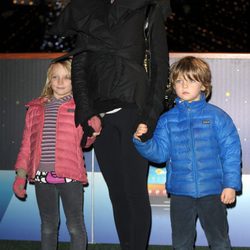 Liberty Ross junto a sus dos hijos en Hyde Park de Londres