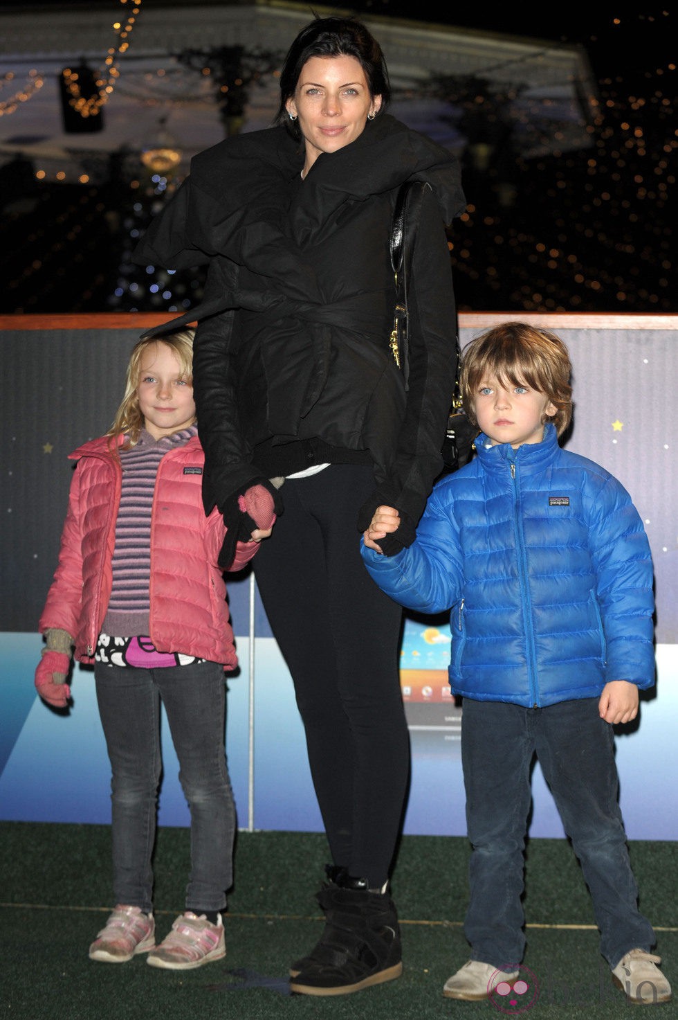 Liberty Ross junto a sus dos hijos en Hyde Park de Londres