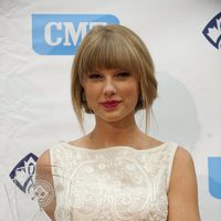 Taylor Swift recibe el premio por su éxito en la industria country canadiense