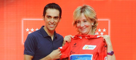 Esperanza Aguirre recibe a Alberto Contador tras su victoria en La Vuelta a España 2012