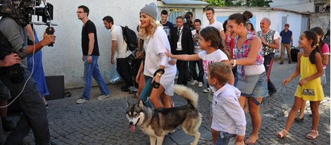 Rita Ora pasea un perro en el rodaje del clip 'Shine Ya Light'