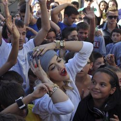 Rita Ora se rodea de la multitud en el rodaje del clip 'Shine Ya Light'