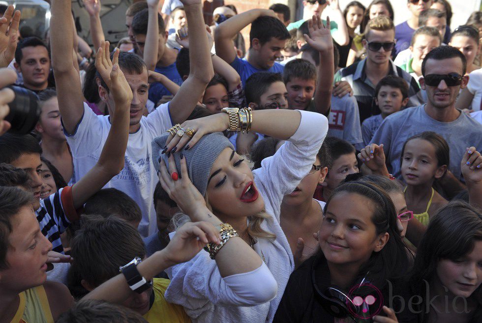 Rita Ora se rodea de la multitud en el rodaje del clip 'Shine Ya Light'