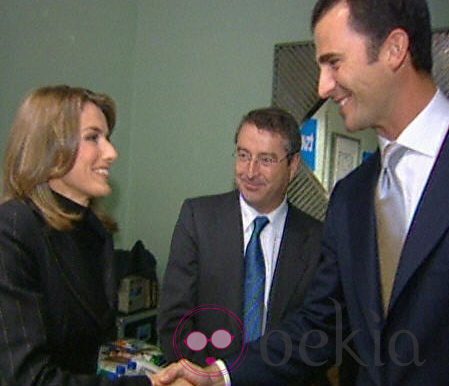El Príncipe Felipe saluda a Letizia Ortiz en los Premios Príncipe de Asturias 2003