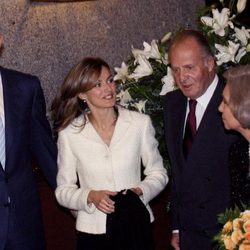 Los Reyes y el Príncipe Felipe con Letizia Ortiz en noviembre de 2003