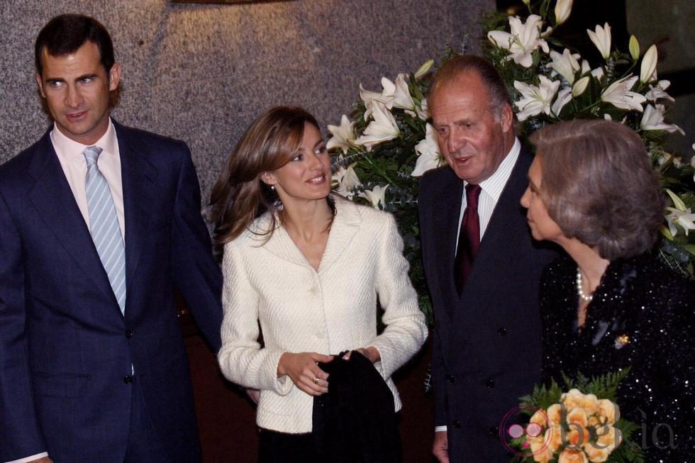 Los Reyes y el Príncipe Felipe con Letizia Ortiz en noviembre de 2003