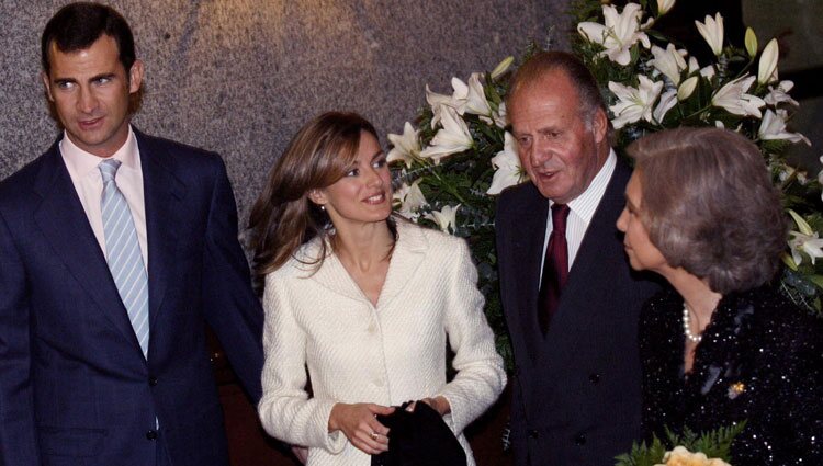 Los Reyes y el Príncipe Felipe con Letizia Ortiz en noviembre de 2003