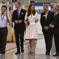 Los Duques de Cambridge durante su visita a una fábrica en Singapur