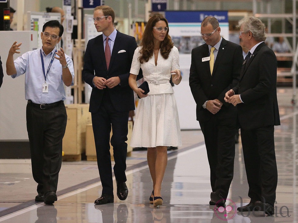 Los Duques de Cambridge durante su visita a una fábrica en Singapur
