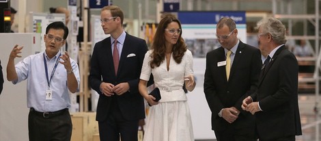 Los Duques de Cambridge durante su visita a una fábrica en Singapur