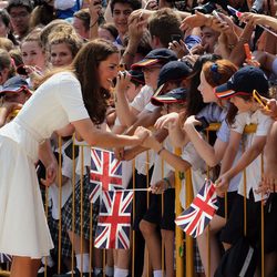 Kate Middleton saluda a los ciudadanos en Singapur