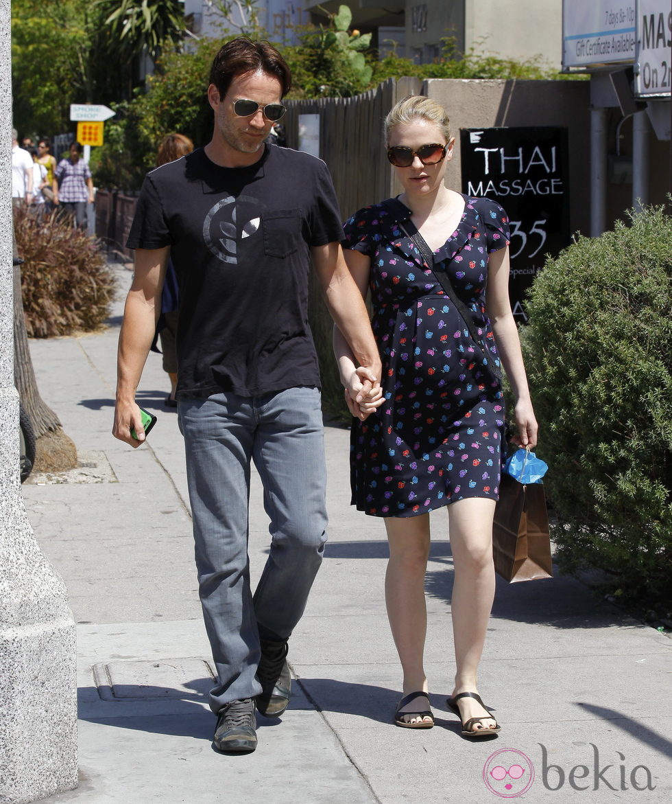 Anna Paquin pasea su embarazo junto a su marido Stephen Moyer