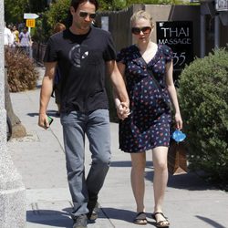 Anna Paquin pasea su embarazo junto a su marido Stephen Moyer