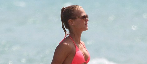 Erin Heatherton disfruta de un paseo por la playa de Miami