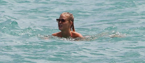 Erin Heatherton dándose un chapuzón en las playas de Miami