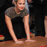 Demi Lovato plasma sus huellas en el Teatro Chino Grauman