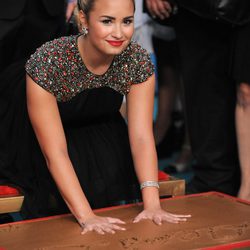 Demi Lovato plasma sus huellas en el Teatro Chino Grauman