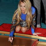 Britney Spears estampa su firma en el Teatro Chino Grauman
