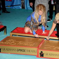 Britney Spears y Demi Lovato firman en el Teatro Chino Grauman