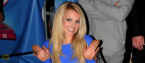 Britney Spears muestra sus manos tras dejar sus huellas en el Teatro Chino Grauman