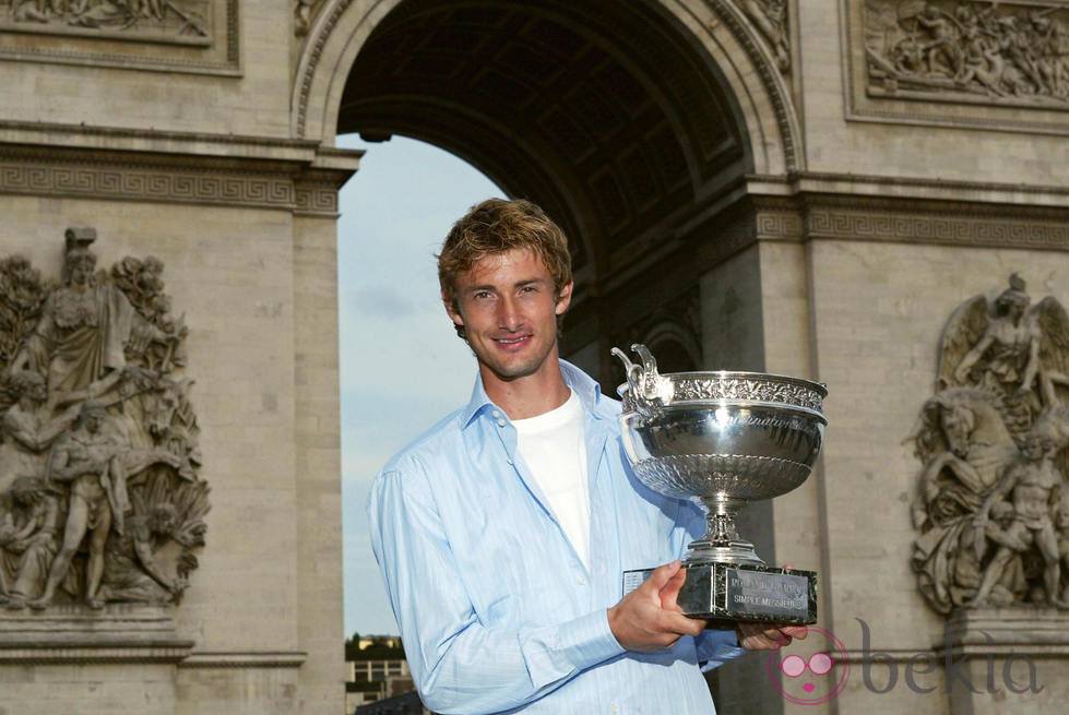 Juan Carlos Ferrero con la Copa de Roland Garros 2003