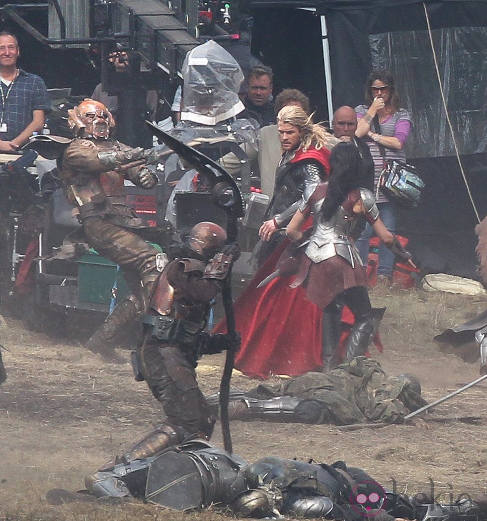 Chris Hemsworth en una escena de acción durante el rodaje de 'Thor: The Dark World'