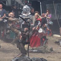Chris Hemsworth en una escena de acción durante el rodaje de 'Thor: The Dark World'