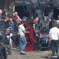 Chris Hemsworth en un descanso del rodaje de 'Thor: The Dark World'