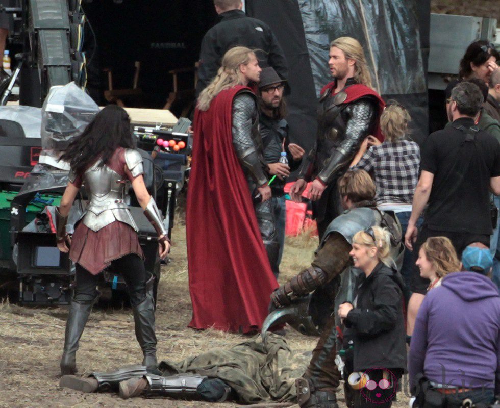 Chris Hemsworth charlando en un descanso del rodaje de 'Thor: The Dark World'