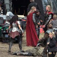 Chris Hemsworth charlando en un descanso del rodaje de 'Thor: The Dark World'