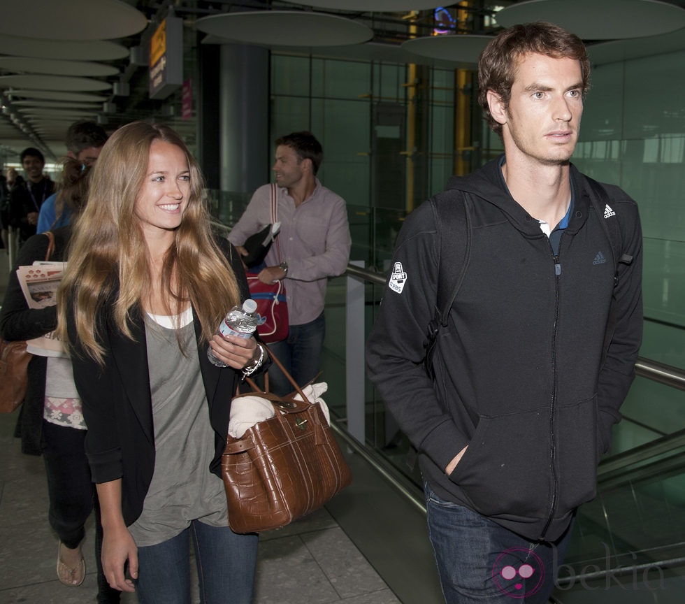 Andy Murray y su novia Kim Sears en el aeropuerto de Londres