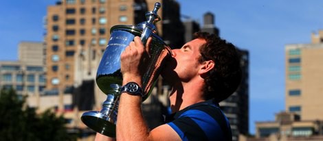 Andy Murray besa orgulloso el trofeo de US Open 2012