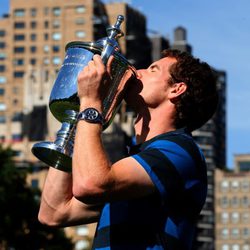 Andy Murray besa orgulloso el trofeo de US Open 2012