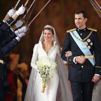 Los Príncipes Felipe y Letizia bajo un arco de sables el día de su boda