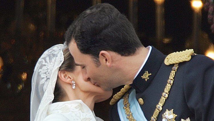El beso de los Príncipes Felipe y Letizia el día de su boda