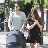 Olivia Molina y Sergio Mur pasean a su hija Vera por Madrid