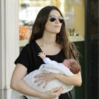 Olivia Molina con su hija Vera en brazos paseando por Madrid